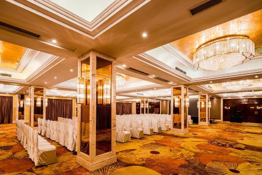 Chengdu Rising Butterfly Hotel Екстер'єр фото