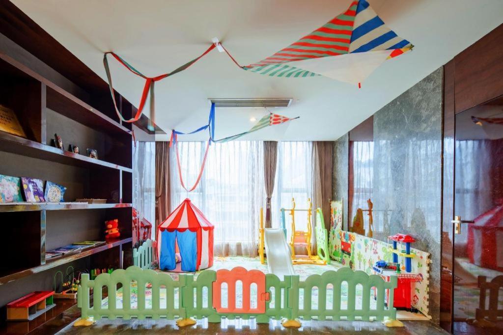 Chengdu Rising Butterfly Hotel Екстер'єр фото